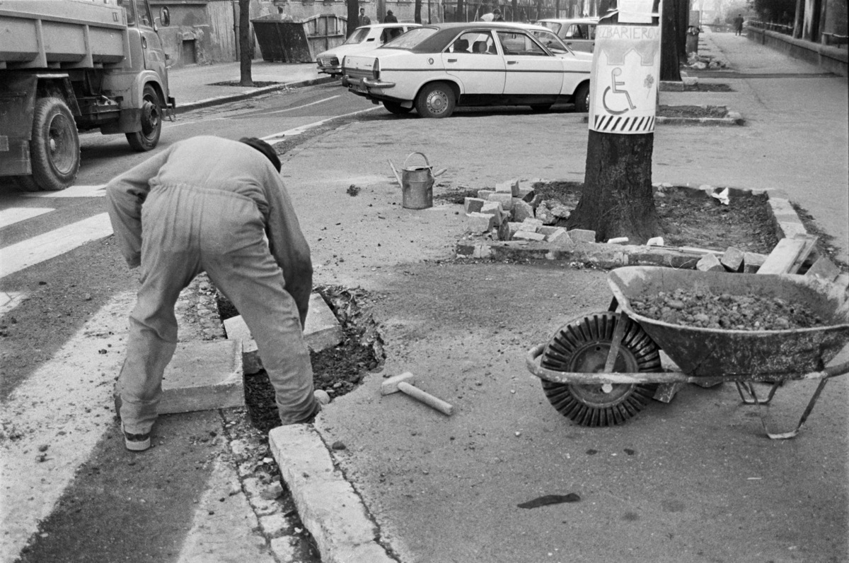 Ľuba Lacinová, Prvý bezbariérový nájazd na Mickiewicovej ulici v Bratislave. 1989. Súkromný majetok